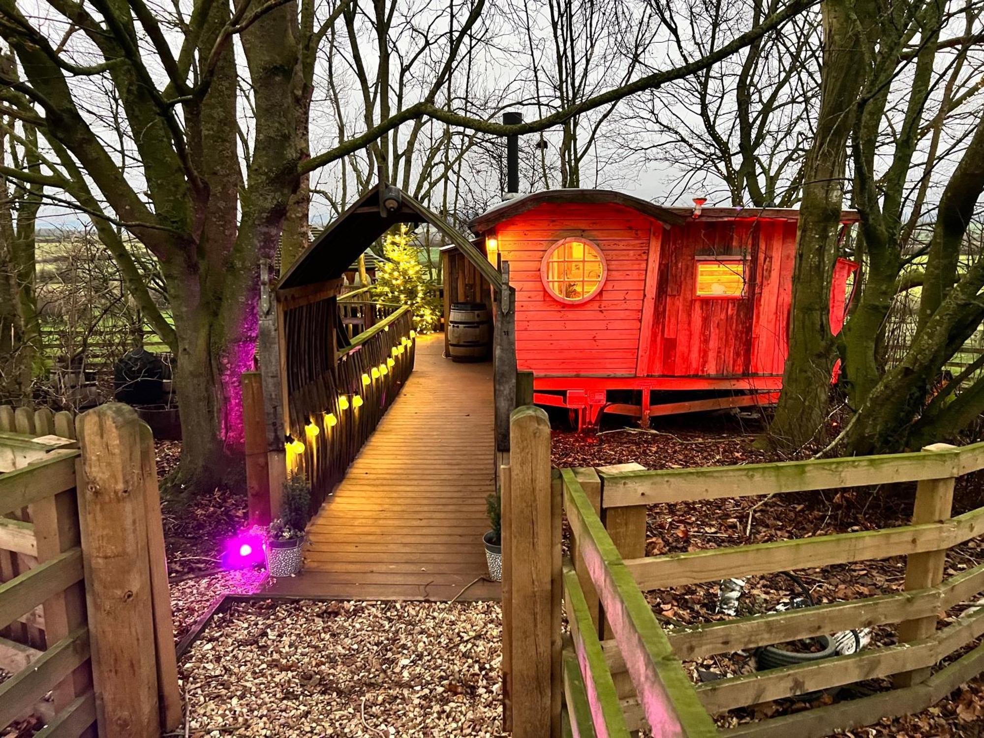 Burtree Country House, Tipi'S, Treehouse & Lodge & House Rooms With Hot Tubs In A Private Garden 서스크 외부 사진