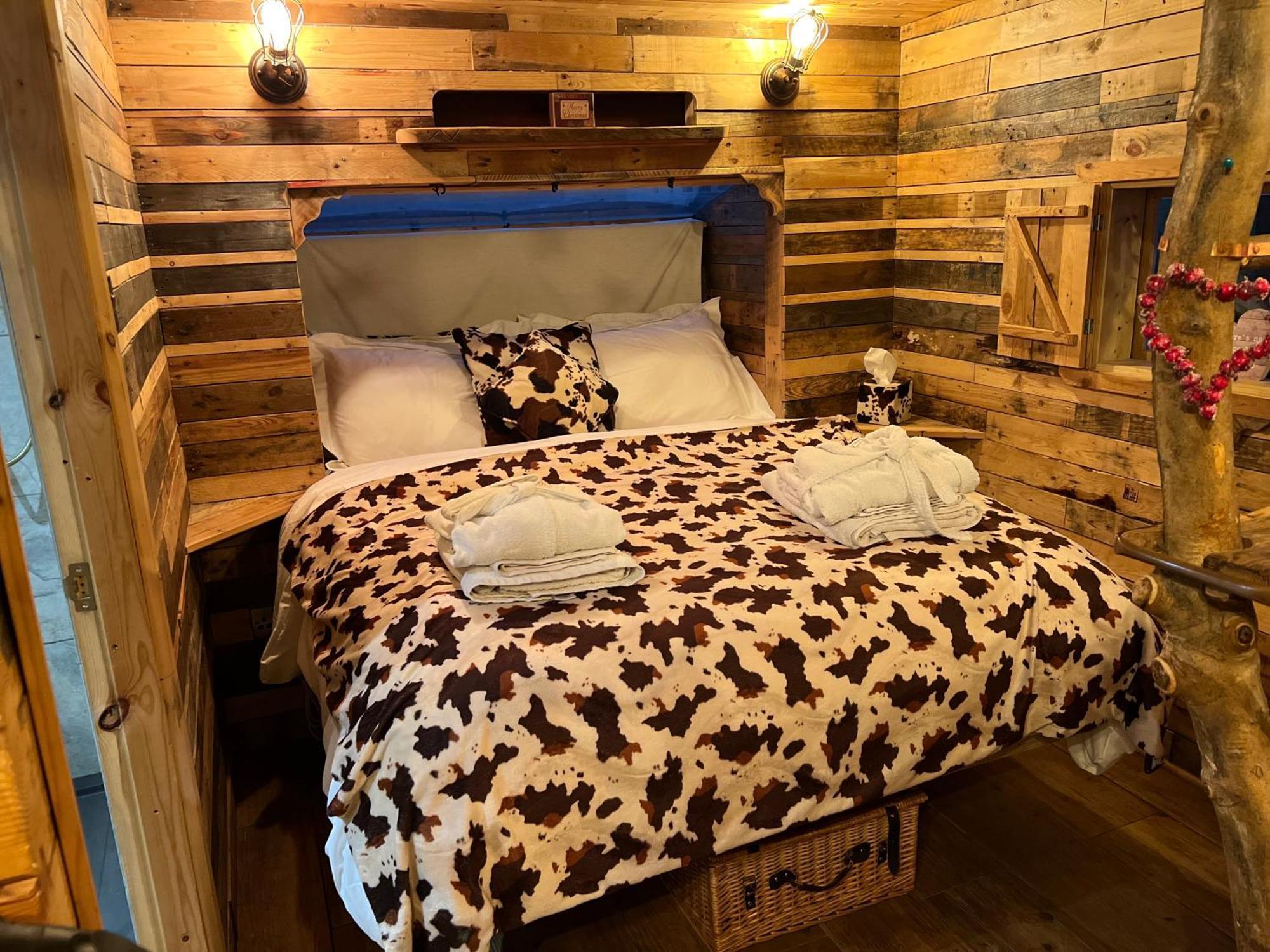 Burtree Country House, Tipi'S, Treehouse & Lodge & House Rooms With Hot Tubs In A Private Garden 서스크 외부 사진