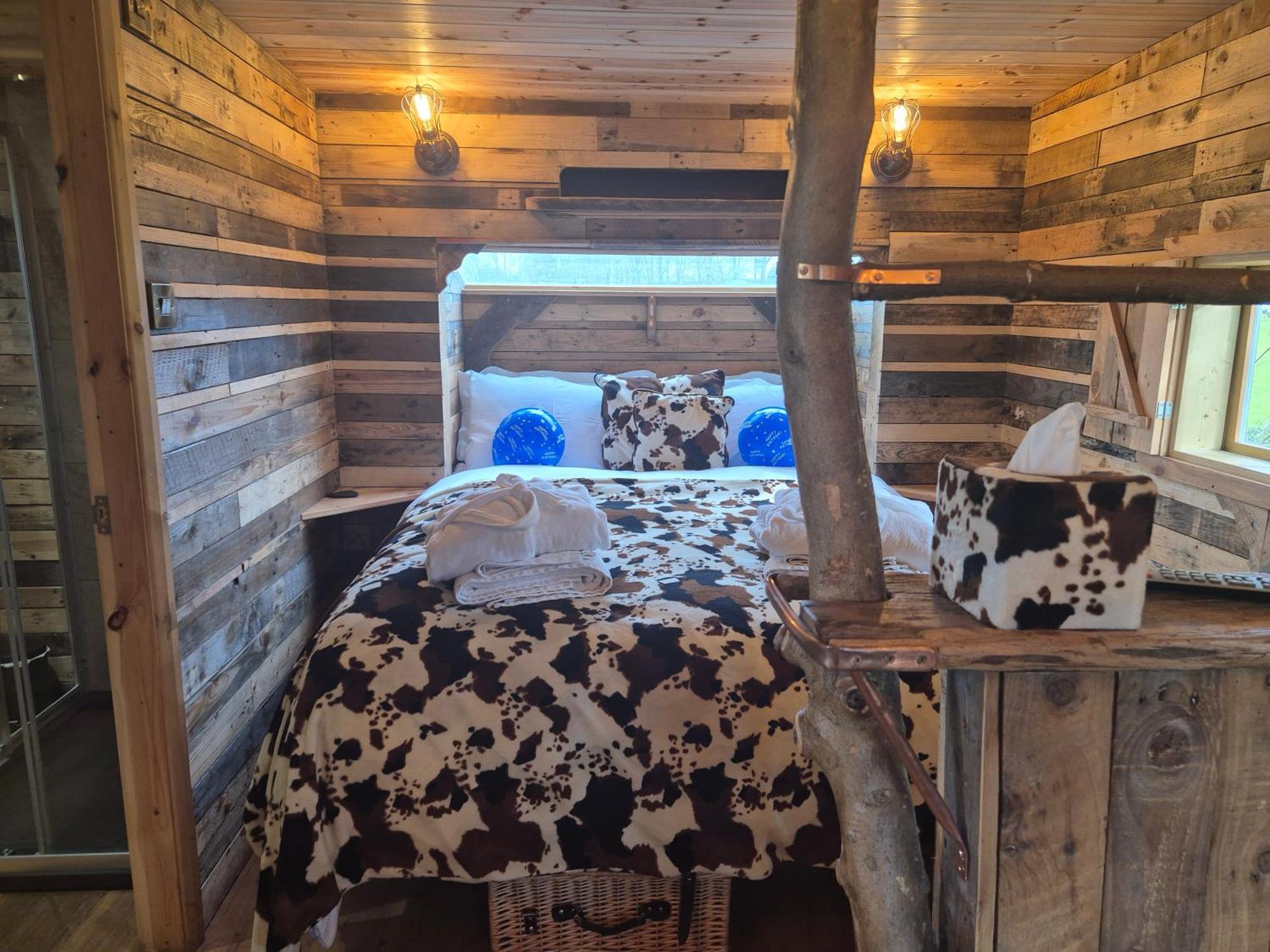 Burtree Country House, Tipi'S, Treehouse & Lodge & House Rooms With Hot Tubs In A Private Garden 서스크 외부 사진
