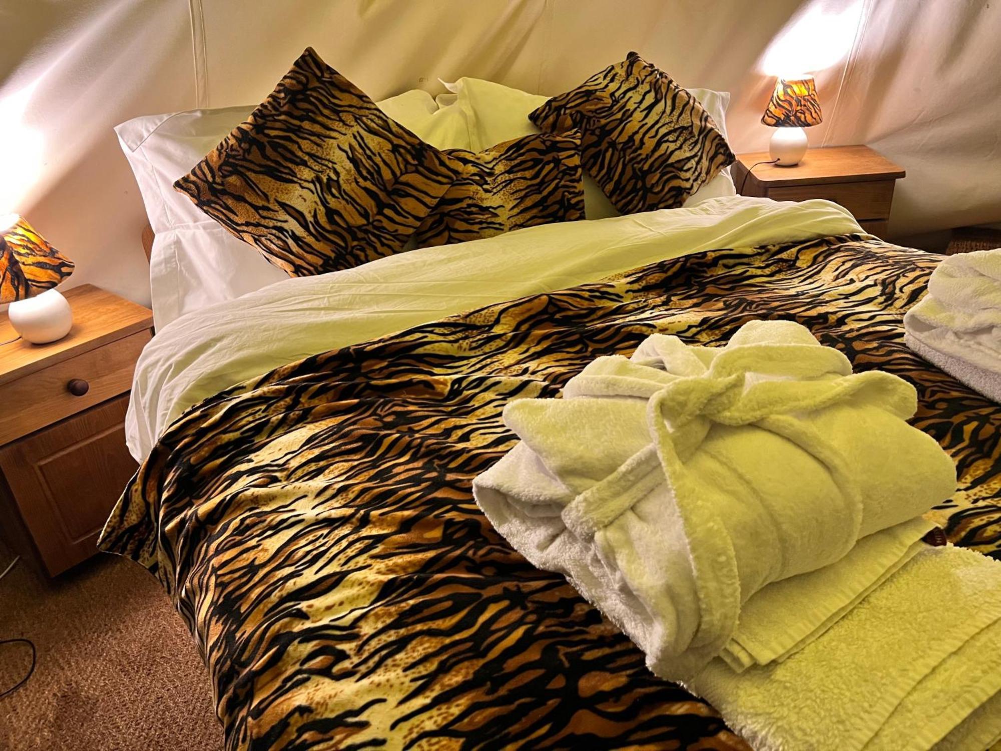 Burtree Country House, Tipi'S, Treehouse & Lodge & House Rooms With Hot Tubs In A Private Garden 서스크 외부 사진