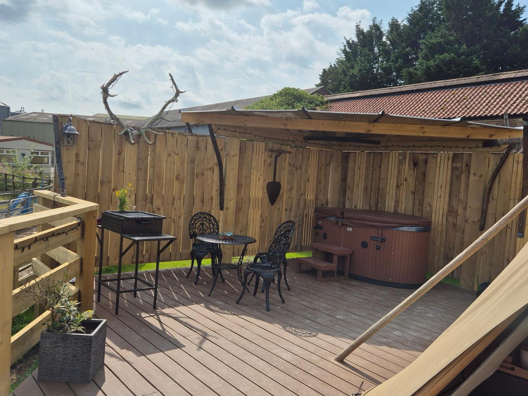 Burtree Country House, Tipi'S, Treehouse & Lodge & House Rooms With Hot Tubs In A Private Garden 서스크 외부 사진
