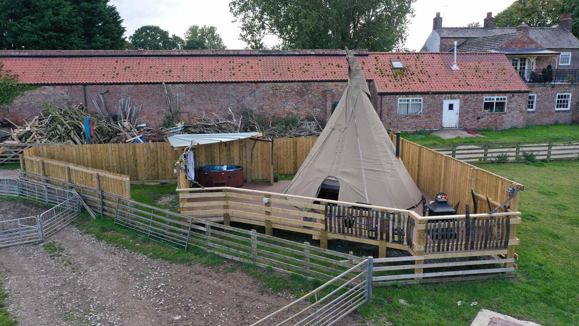 Burtree Country House, Tipi'S, Treehouse & Lodge & House Rooms With Hot Tubs In A Private Garden 서스크 외부 사진