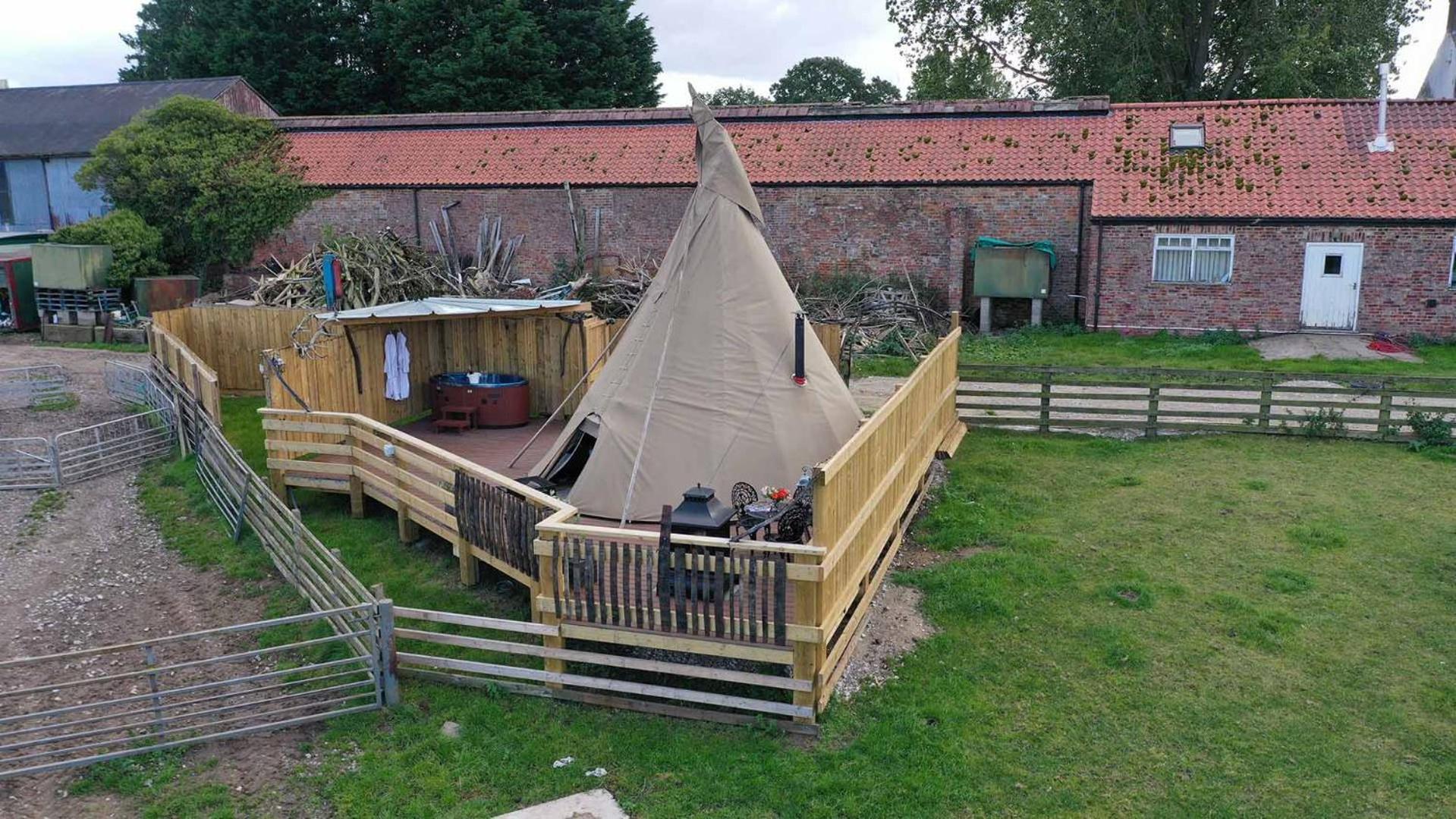 Burtree Country House, Tipi'S, Treehouse & Lodge & House Rooms With Hot Tubs In A Private Garden 서스크 외부 사진