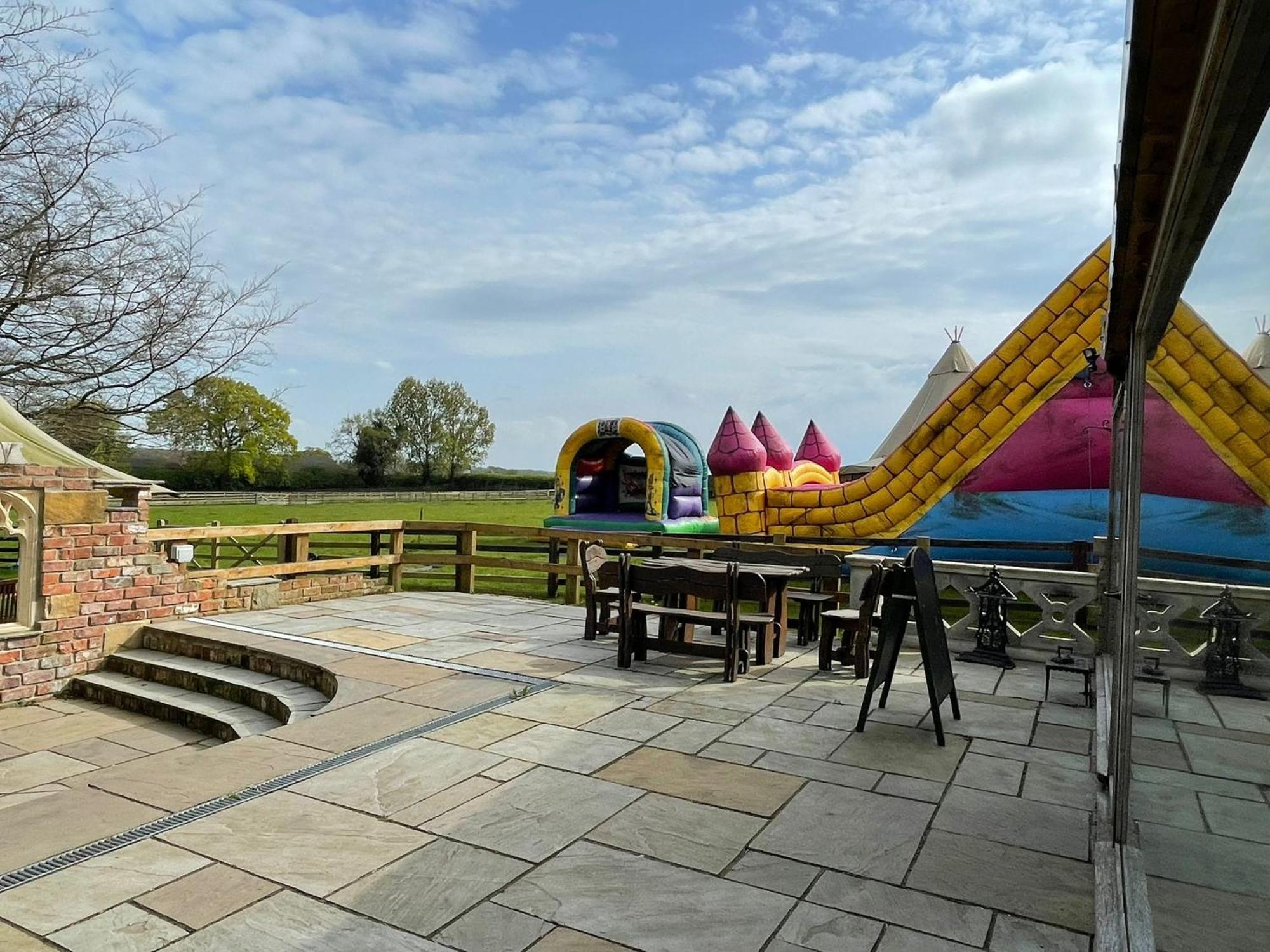 Burtree Country House, Tipi'S, Treehouse & Lodge & House Rooms With Hot Tubs In A Private Garden 서스크 외부 사진
